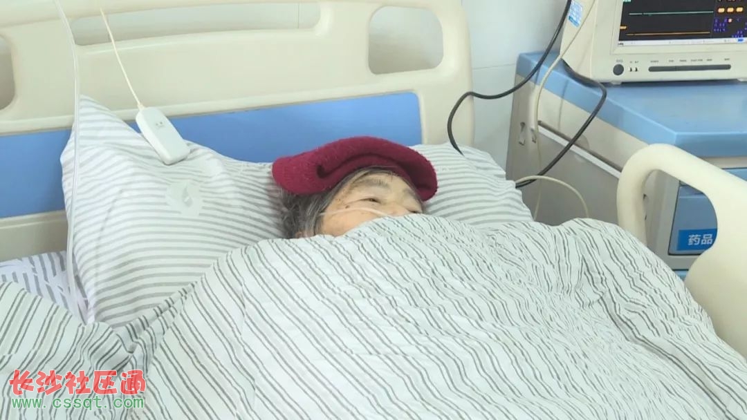 八旬老人病重就医遇堵车 株洲石峰交警"霸气"护送