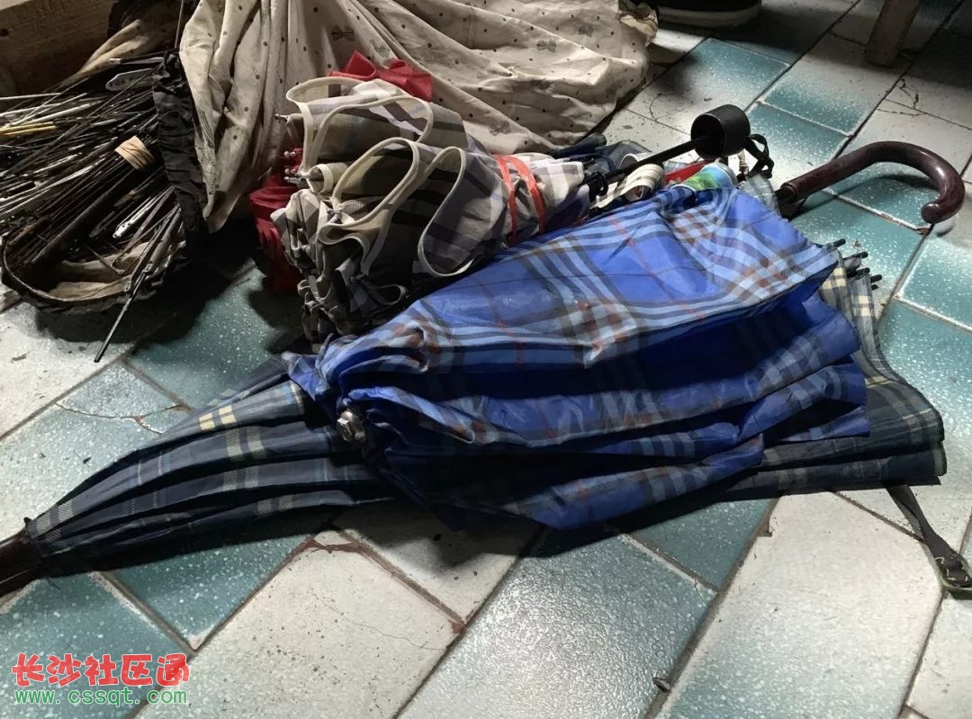 周好婆说, 现在买一把伞也值不了几个钱, 很多人伞坏后直接买