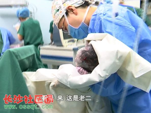 产科手术室"孩子顺利降生 妈妈突然开始异常出血"
