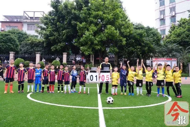 足球小子独入四球!广西柳州市公园路小学球场欢声阵阵