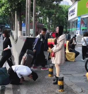 贵州街头一男子向女子下跪磕头 网友吵翻了!