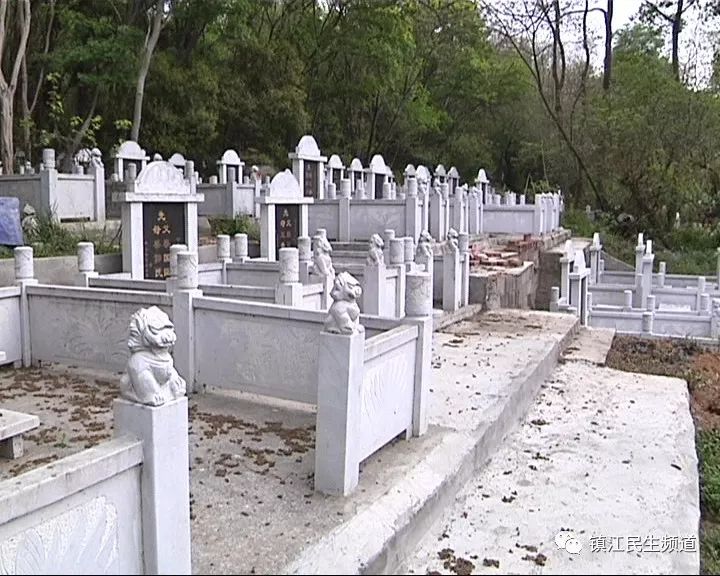 江苏镇江栗子山公墓围墙外还有墓地墓穴有几百个