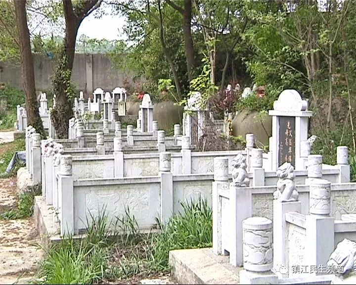 江苏镇江栗子山公墓围墙外还有墓地墓穴有几百个