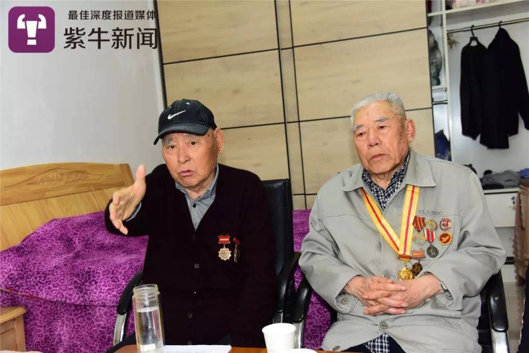 92岁抗战老兵奔波千里回乡给90岁"新兵"弟弟祝寿
