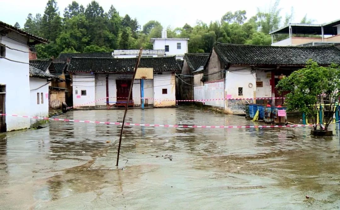 广东河源连平上坪布联村出现深达24米地陷 61名被