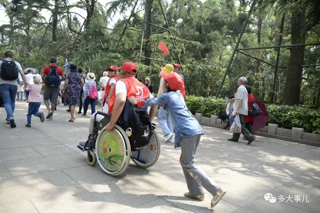南京12岁女孩双手推着"轮椅叔叔"游玩景区