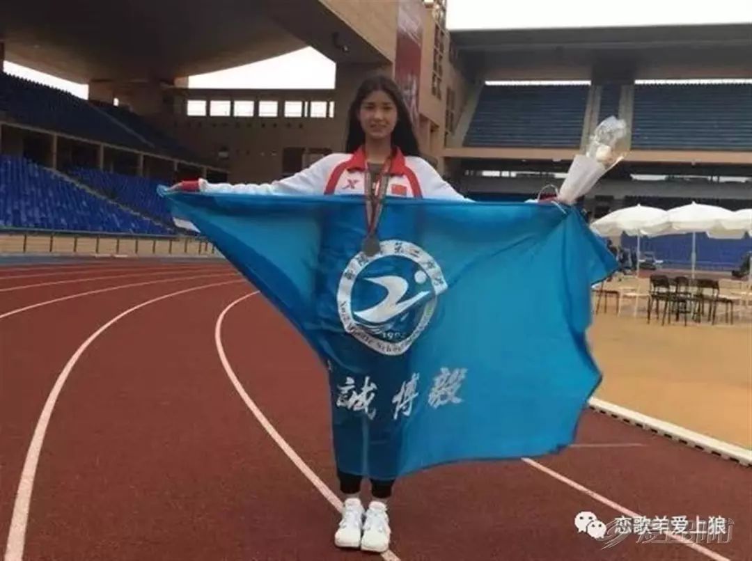 经过激烈的角逐,在16号女子100米栏决赛中,邵阳二中学生夏思凝