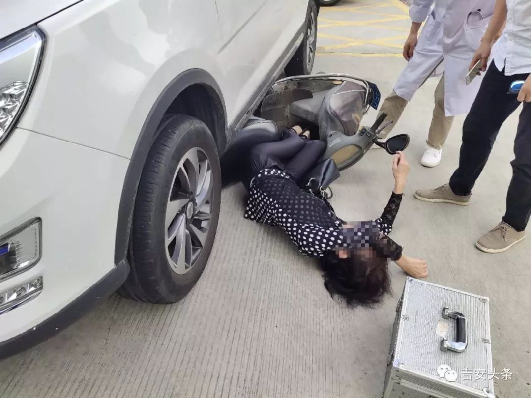江西吉安城北加油站发生车祸 致一女子受伤倒地