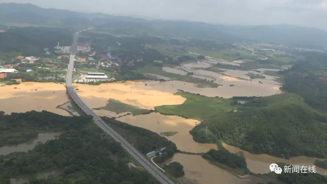 广西梧州苍梧六堡镇山洪暴发 退水后居民区成"泥塘"