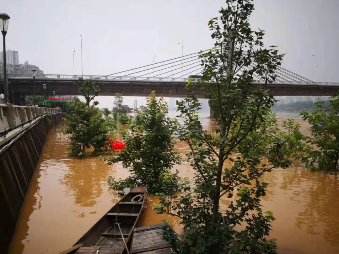 长沙湘江逼近历史最高水位 沿江步道被洪水淹没 - 封面新闻