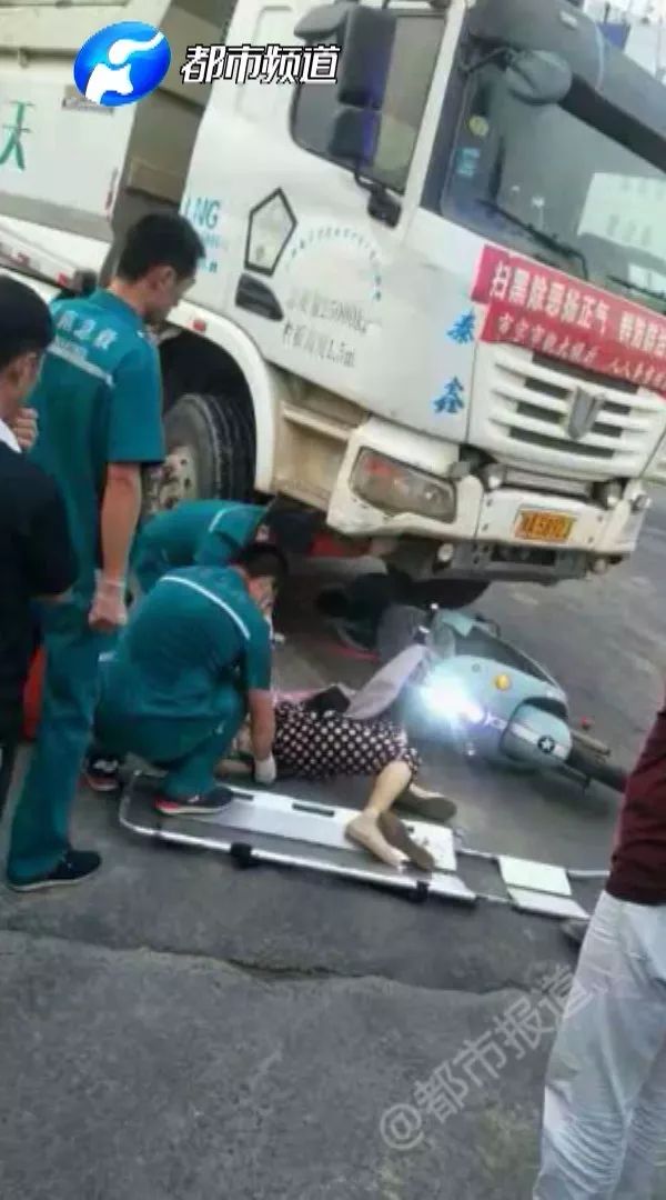 疑似"僵尸围挡"夺命!视线盲区女子被卷车底