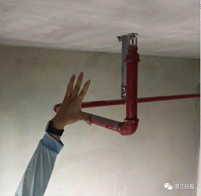 广东湛江开发区某楼盘竟然把消防管装在业家天花板!