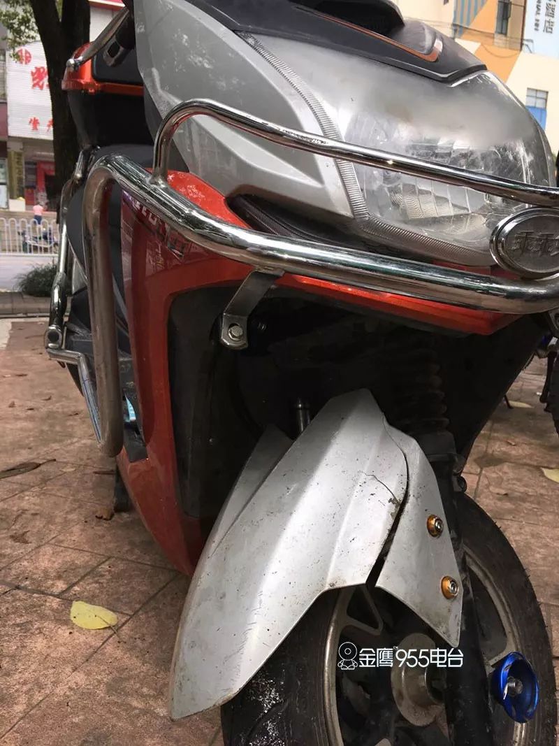 一个摔断8根肋骨 一个粉碎性骨折 当心失控的电动车!