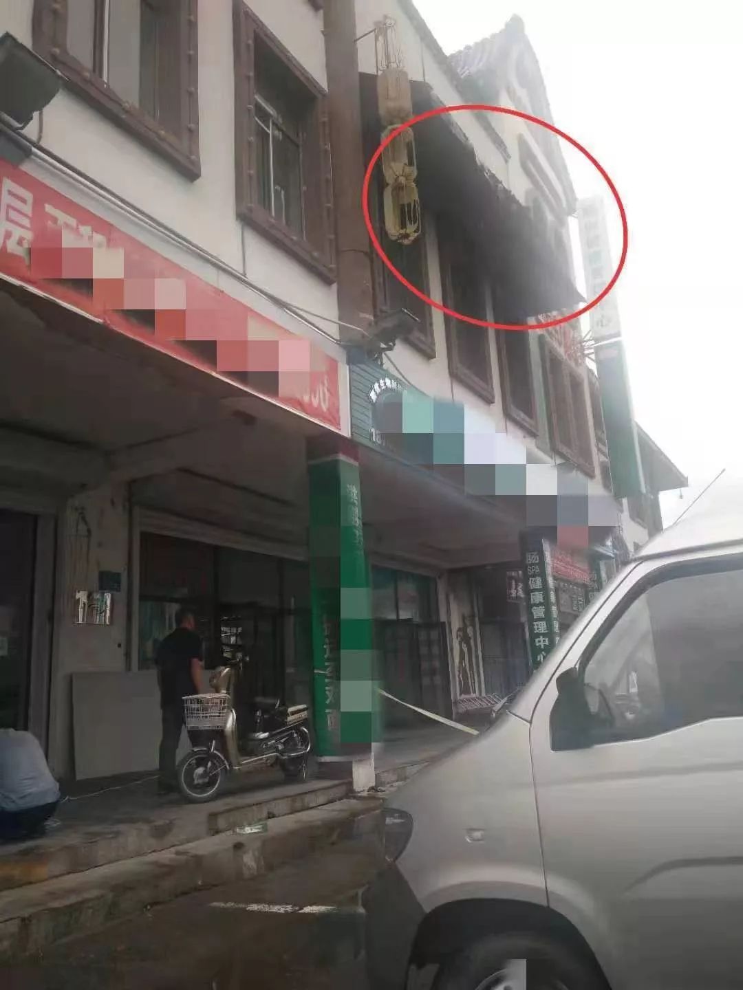 黑龙江大庆经六街一商服房檐突然脱落砸坏两辆车