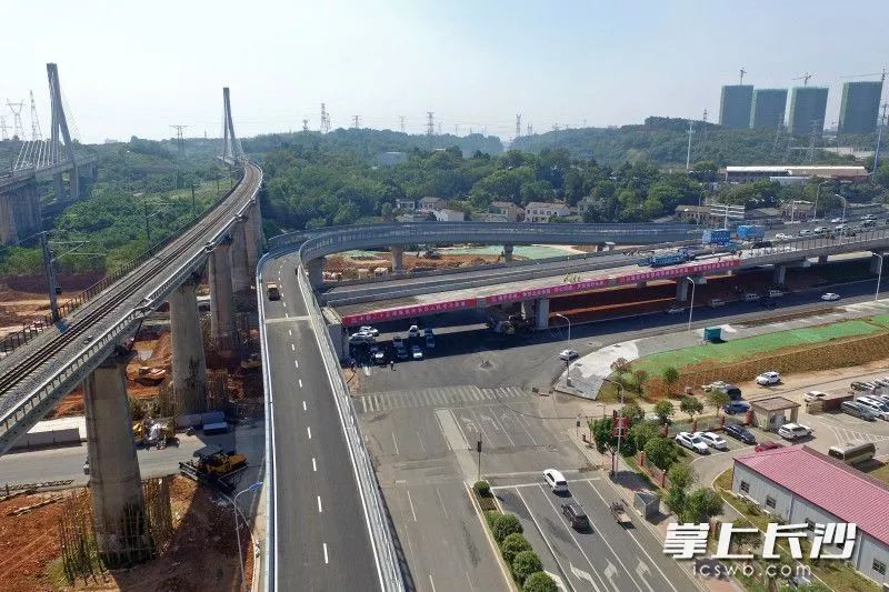 湘府路高架花侯路定向匝道与铁路线擦肩而过通过该匝道可直达长沙火车