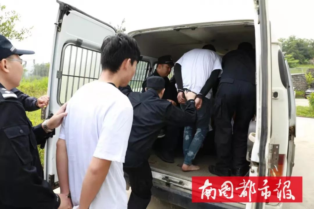 从中缅边境押解回海南海口警方抓获18名电信网络诈骗嫌疑人
