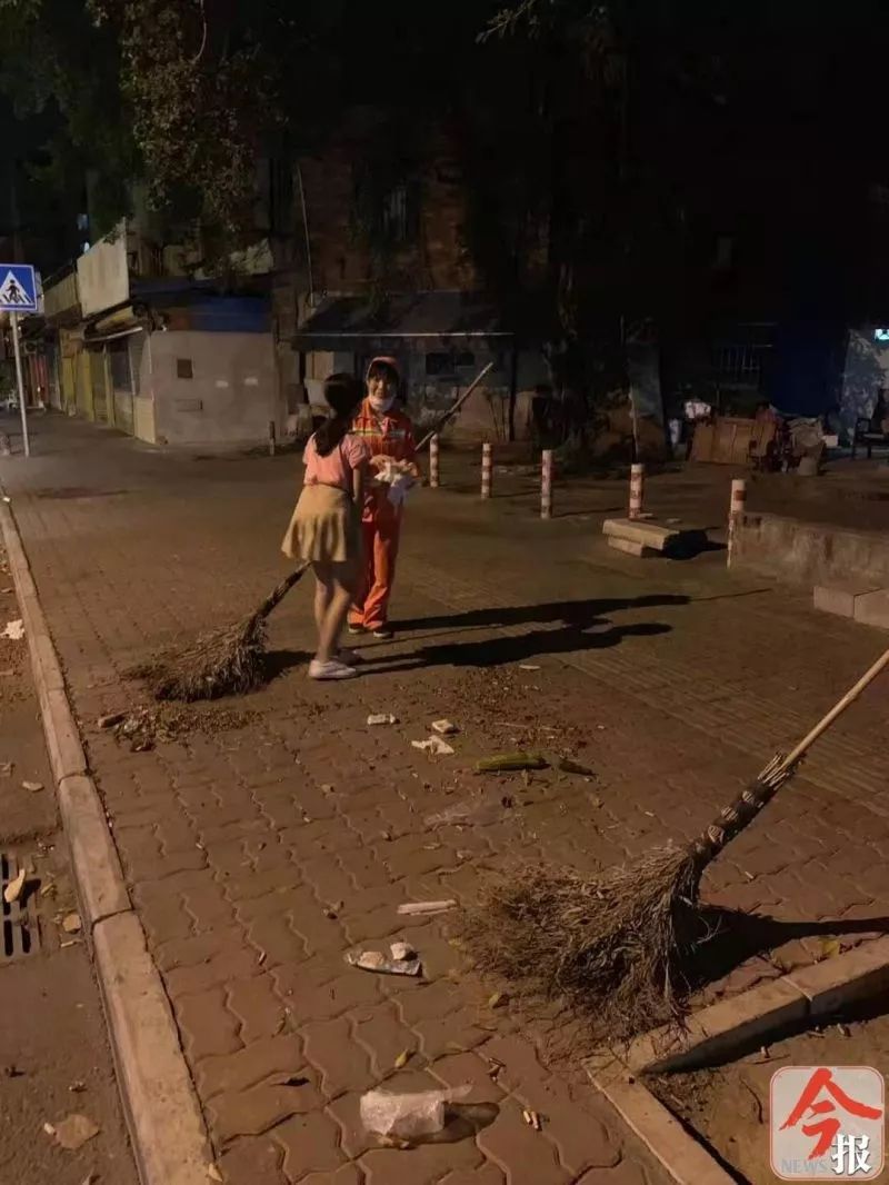 广西柳州女孩生日当天凌晨做出暖心举动 路人纷纷拍照