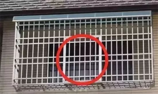 大火中女儿被困防盗网 母亲除了拼命泼水什么也做不了