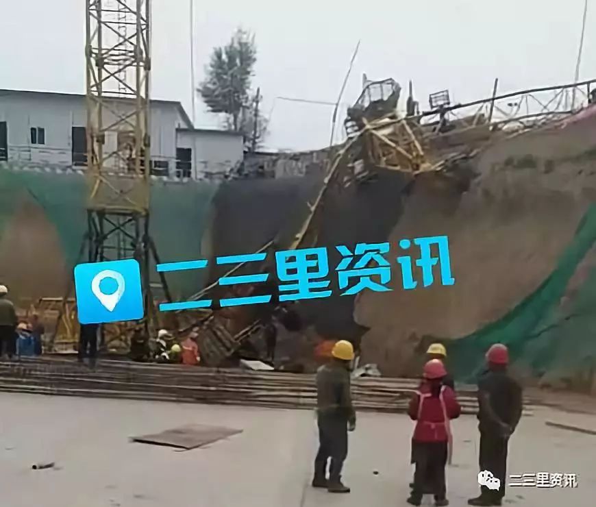 甘肃省庆阳市悦湖公馆楼盘工地塔吊倒塌致1人死亡 市民质疑"工地有