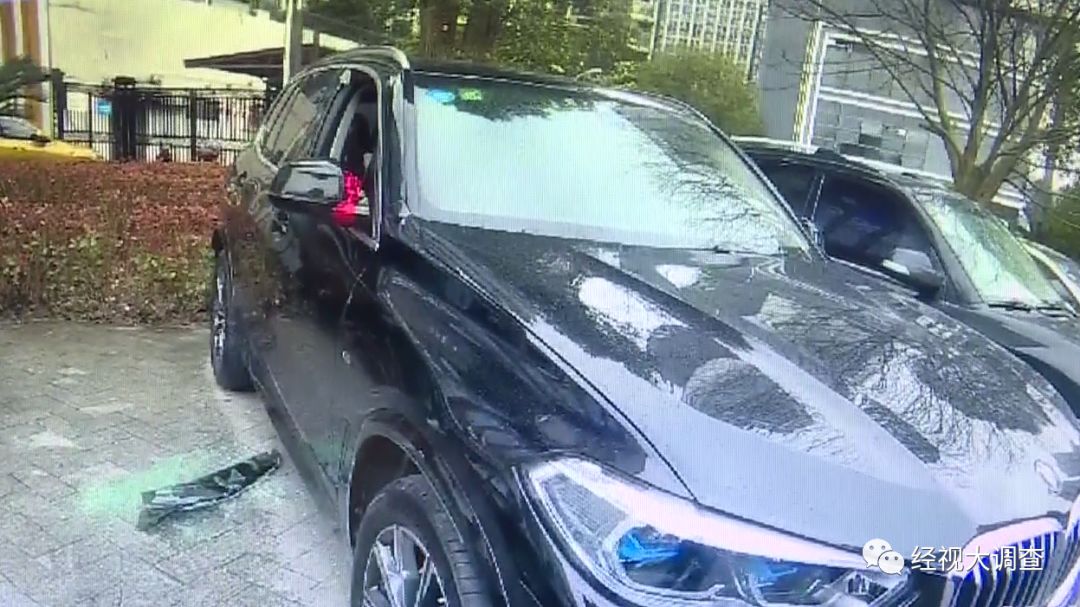 发现停放在酒店门口的宝马车车窗玻璃被砸了一个大窟窿,而车
