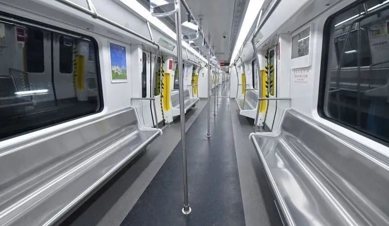 长沙地铁5号线列车车厢内饰的主色调为黄色.