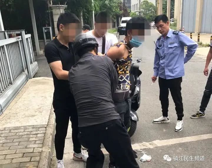 警察抓小偷 江苏镇江街头上演真实版"跑男"!
