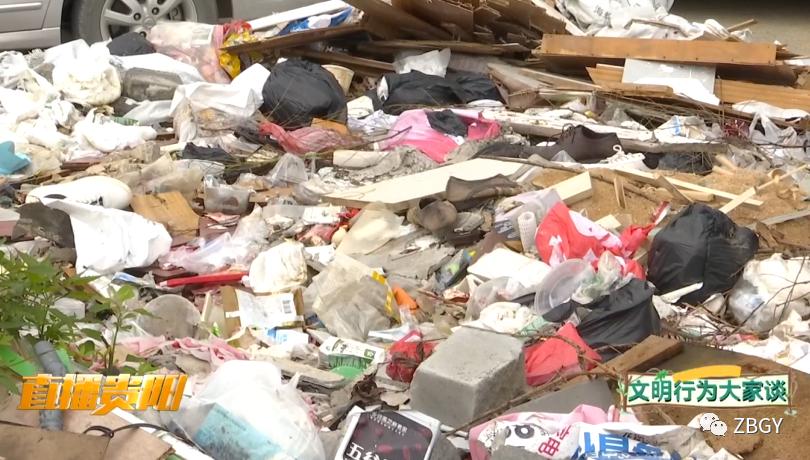 贵阳市白云区蓝精灵幼儿园门口垃圾成堆