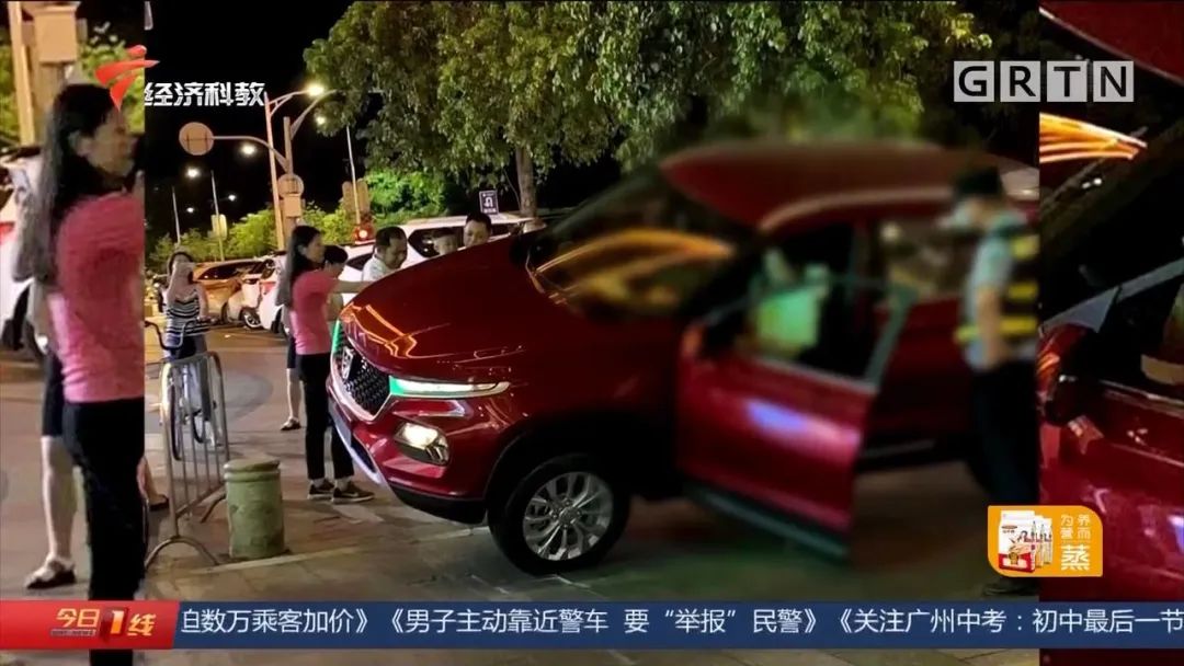 新手女司机把车开上石墩