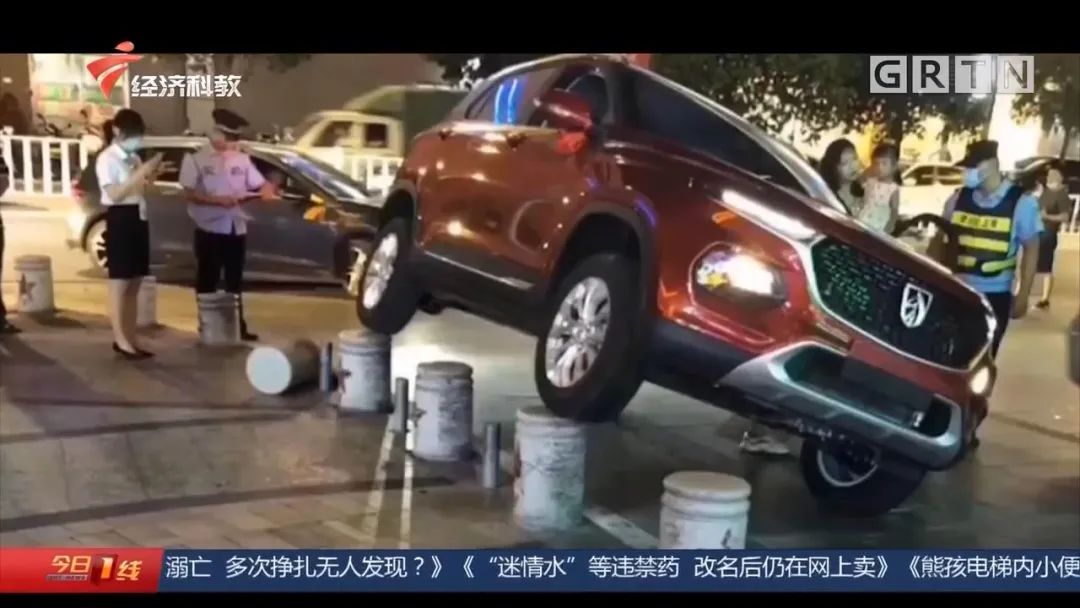 新手女司机把车开上石墩