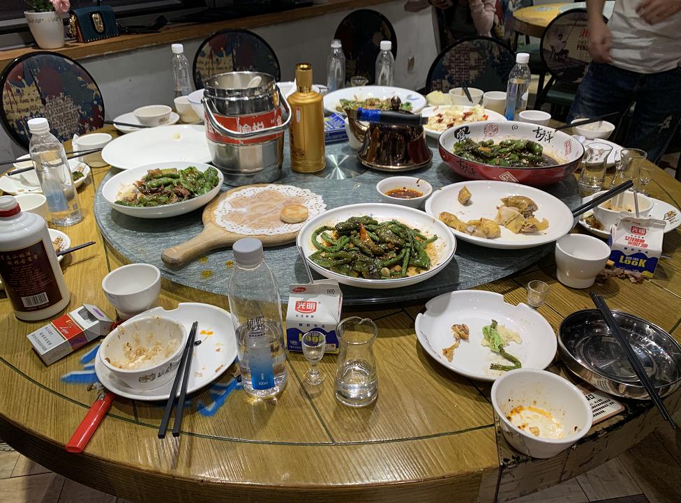贵阳的贺先生和同事一起聚餐,本来心情不错,直到有一道菜出现在饭桌上