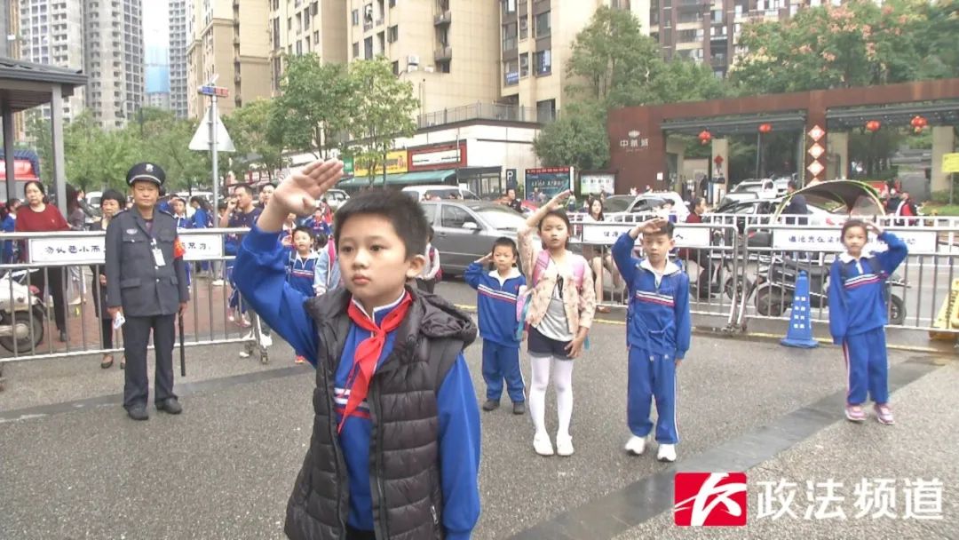 长沙一小学小学生听到国歌仿佛按下暂停键立正敬礼