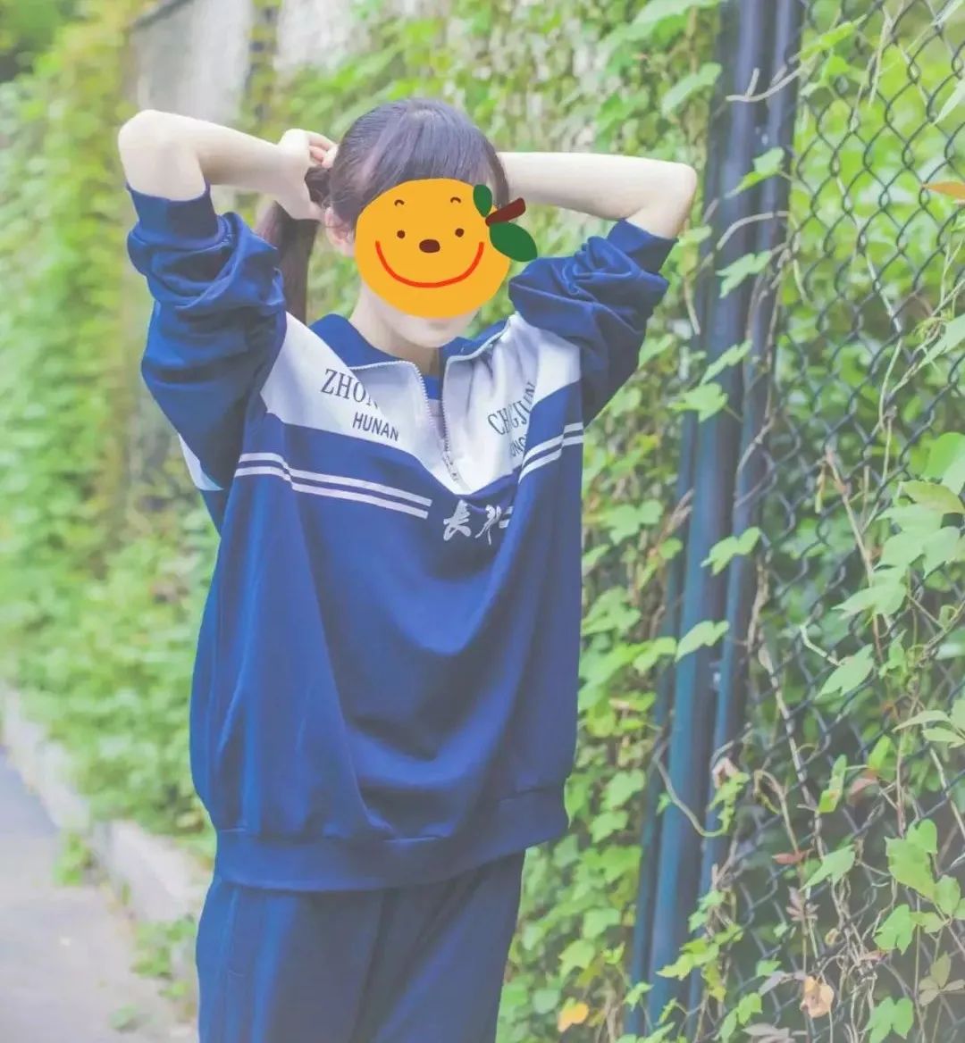 易烊千玺和李莎旻子穿过的校服 哪个才是长沙校服的c位?