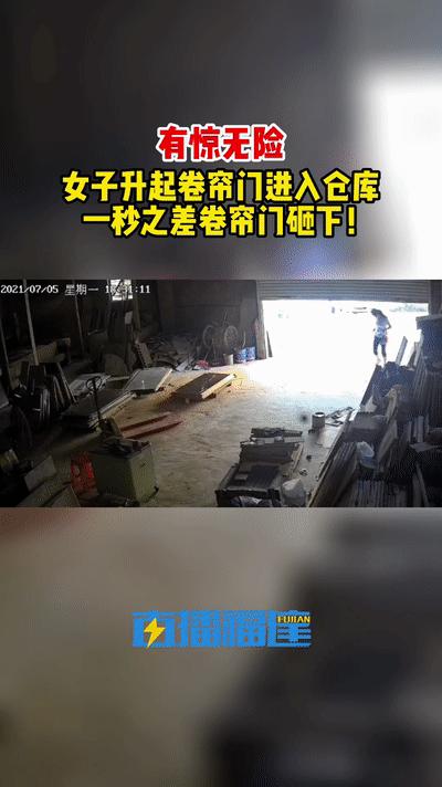 福建泉州一女子刚进仓库 一秒后卷帘门突然砸下