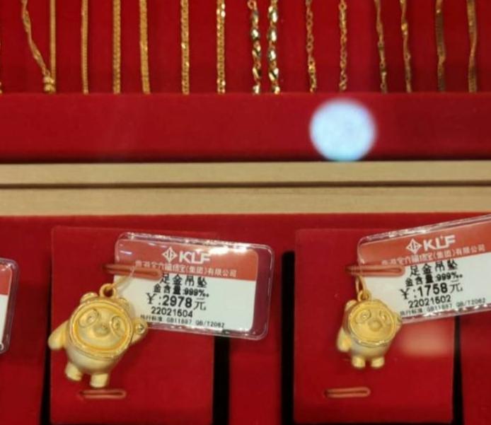 广东东莞一店铺违规卖金墩墩商家说黄金不用授权